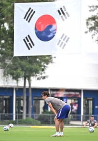 [포토]유심히 선수들 바라보는 홍명보 감독