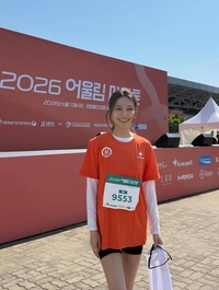 수영, 정경호와 결별 후 첫 근황…아버지와 마라톤 완주하며 ‘활짝’