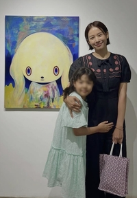 “로아, 언제 이렇게 컸지?”…조윤희, 딸과 함께 갤러리 데이트