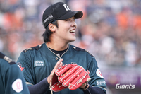 롯데 ‘강속구 유망주’ 반전…김태형 감독 ‘불호령’을 미소로 바꾼 ‘희망투’→선발 진입 도전 [SS시선집중]