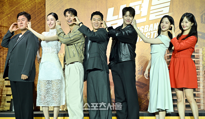 [포토] 하트 포즈 취하는 ‘남편들’ 출연진들