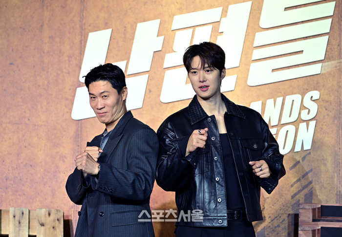 [포토] 포즈 취하는 전 남편 진선규, 현 남편 공명