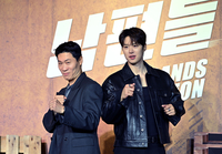 [포토] 포즈 취하는 전 남편 진선규, 현 남편 공명