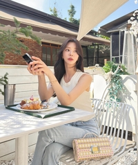 이주빈, 일상 속 ‘빵순이’의 여유…세련된 패션 감각 눈길