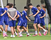 [포토]홍명보 감독이 지켜보는 가운데 훈련하는 김민재