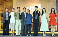 [포토] 파이팅 외치는 ‘남편들’ 감독과 배우들