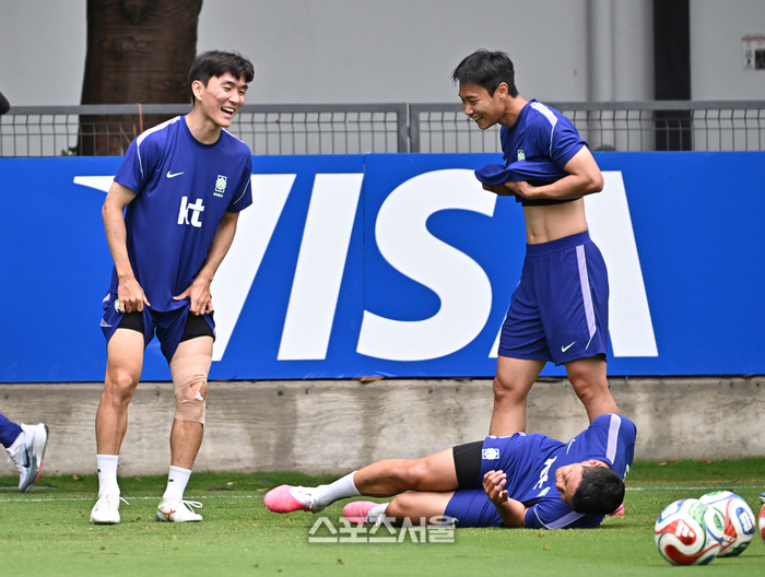 [포토]황희찬 보고 크게 웃는 황인범과 백승호