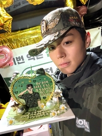 박지훈, ‘취사병’ 강성재와 작별… 아쉬움 담긴 전역 인증샷