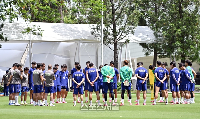 [현장 속보] 홍명보호 훈련장 상공에 불법 드론 등장! 남성 2명 수거해 도주까지