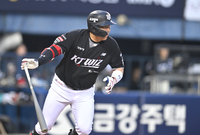 [포토] 김현수, 5회 다시 리드 잡는 적시타