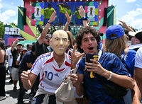 [포토]지단의 가면을 쓴 축구팬
