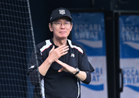 [포토] 상대 코치진과 이야기 나누는 이강철 감독