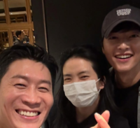 아빠 된 송중기, 모자 푹 눌러쓰고 극장行…5년째 이어진 의리
