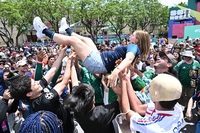 [포토]팬 페스티벌, 서로서로 헹가래