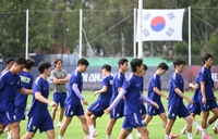 [포토]선수들 지켜보는 홍명보 감독
