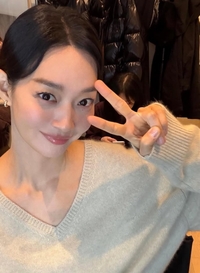 ♥김우빈 다음은 개봉 앞둔 거장?...신민아 향한 특급 응원 눈길