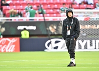 [포토]이강인, 멕시코전 앞서 큰 헤드폰 끼고...