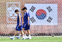 [포토]그라운드 걸으며 회복 훈련하는 김문환-이강인-황인범