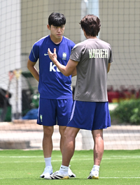 [포토]이기혁, ‘열중 쉬어’ 하고 홍명보 감독 말에 집중!