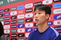 [포토]훈련 전 인터뷰 하는 엄지성
