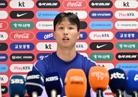 [포토]인터뷰 하는 엄지성