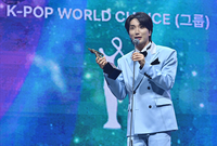 [포토] 슈퍼주니어 이특 ‘K팝 월드 초이스 그룹상 수상 했어요’