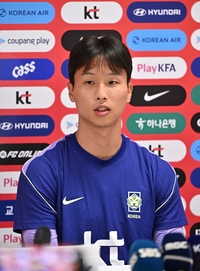 [포토]취재진의 질문에 답하는 엄지성