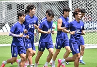 [포토]동료들과 회복 훈련하는 엄지성