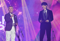 [포토] 서울가요대상 대상 발표하는 김상혁 회장-송중기