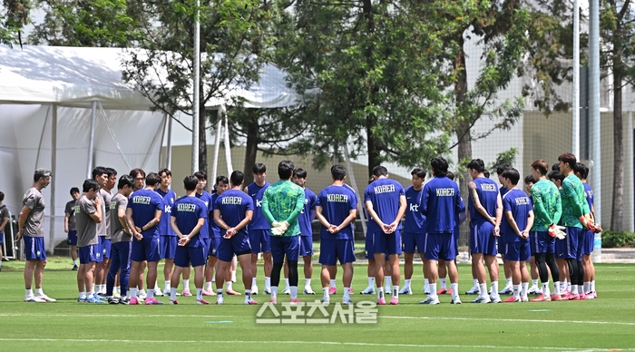 [포토]선수들에게 이야기 하는 홍명보 감독
