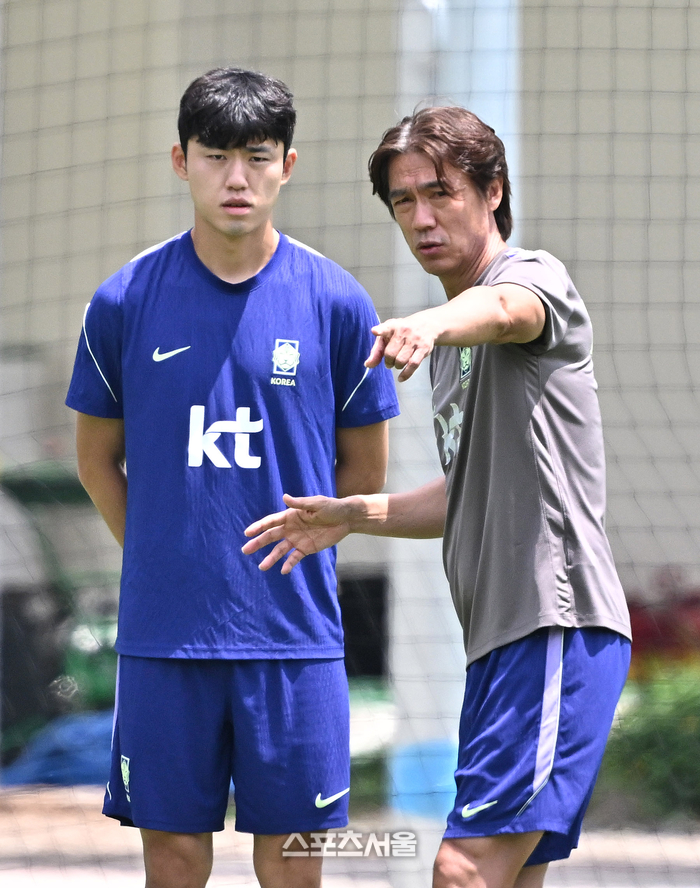 [포토]홍명보 감독의 조언 듣는 이기혁