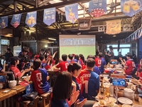 심야 치맥 대신 브런치 곁들인 ‘오전 응원’…카스 뷰잉펍에 모인 축구팬 열기 후끈 [SS현장]