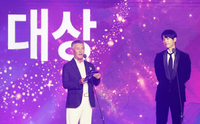 [포토] 제35회 서울가요대상 ‘대상 발표’ 김상혁 회장과 송중기!