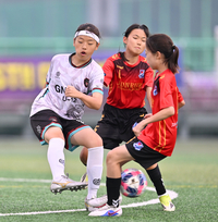 [포토] 강원강릉WFC 오지아 ‘수비 다리 사이로 슈팅’