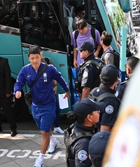 [포토]몬테레이 대표팀 숙소 도착하는 황희찬과 김민재