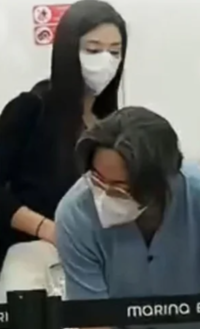 배용준, ‘백발 장발’로 추가로 포착…♥박수진 챙기는 다정한 남편