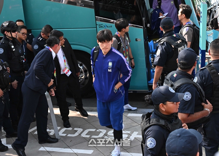 [포토]몬테레이 입성 대표팀, 버스에서 내리는 배준호
