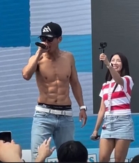 “55세 션, 네 아이 아빠 맞아?”…기부천사의 ‘초콜릿 복근’ 깜짝공개