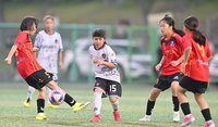 [포토] 강원강릉WFC 김민율 ‘수비 사이로 날카롭게’
