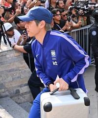 [포토]이강인, 명품 가방 들고!