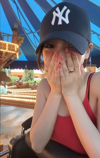 “모자로 얼굴 가렸는데도 들켰다”…카리나, 에버랜드에서 시선 ‘싹쓸이’