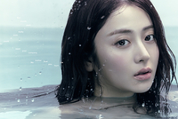 르세라핌 허윤진, ‘슈퍼걸’과 만났다