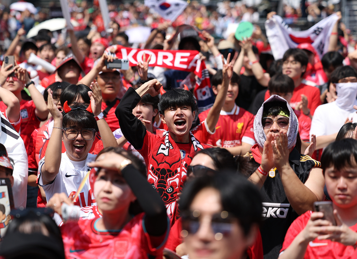 “응원은 뜨겁게, 피부는 하얗게”…낮 시간대 월드컵이 쏘아올린 ‘살안타템’ 열풍 [SS포커스]
