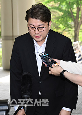 ‘거짓말·운전자 바꿔치기’ 김호중 가석방…싸늘한 여론 vs 50억 스트리밍 팬덤