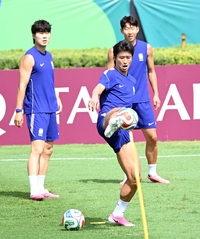 [포토]공 살려내는 조규성