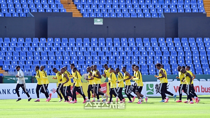 [포토]러닝으로 몸 푸는 남아공 대표팀