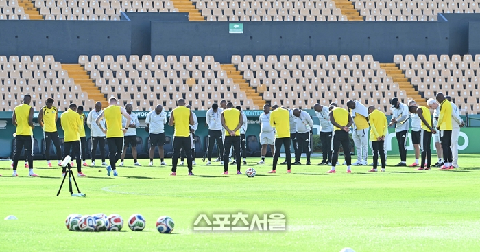 [포토]기도로 훈련 시작하는 남아공 대표팀