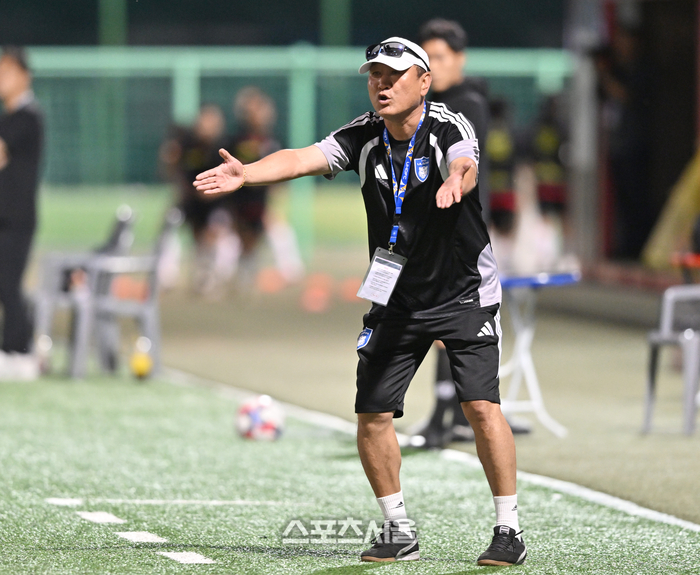 [포토] 작전지시하는 현대청운중 김광석 감독