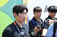 [포토]견해 밝히는 박지성 해설위원