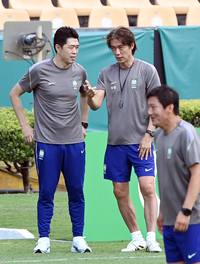 [포토]현영민 전력강화위원장과 이야기 나누는 홍명보 감독